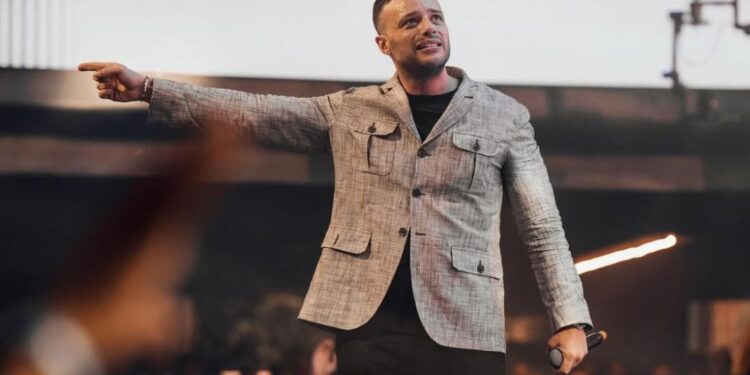 pastor repreende fiéis que riem das línguas estranhas