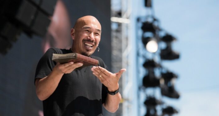 Pastor deixou megaigreja e alerta contra aglomerações sem Cristo