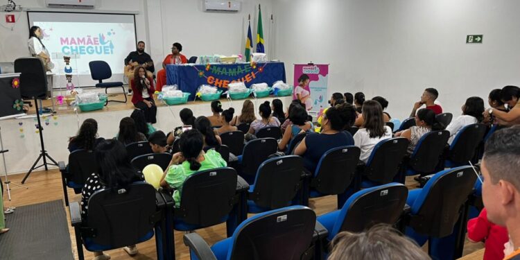 Ex-beneficiária destaca importância do programa Mamãe Cheguei ao acompanhar entrega do kit para o futuro neto