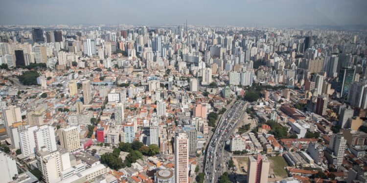 Lançamento de novos imóveis supera vendas de março em São Paulo