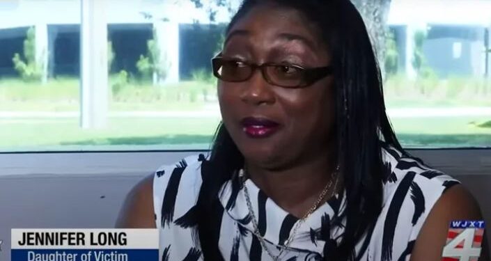 Mulher sofre parada cardíaca em estrada e estranha a socorre