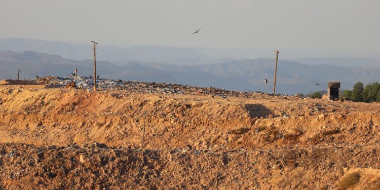 Após interdição, ato pede fechamento de lixão perto de Brasília