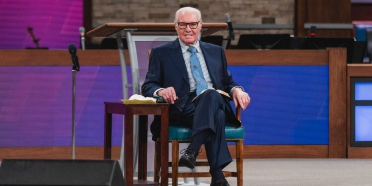Família de Jimmy Swaggart pede orações após evangelista sofrer parada cardíaca