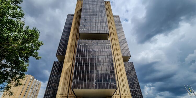 Juros do cartão de crédito sobem a 449,9% ao ano