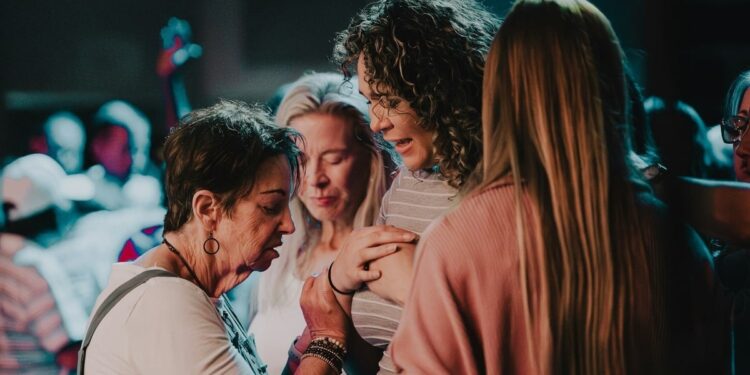 Igrejas acolhedoras e pequenos grupos são chave para novos convertidos, diz pesquisa