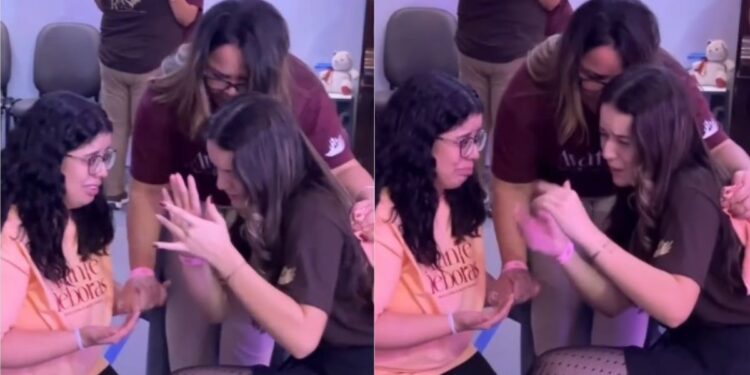 Intérprete de Libras traduz profecia para surda em culto: “Jesus fala todas as línguas”