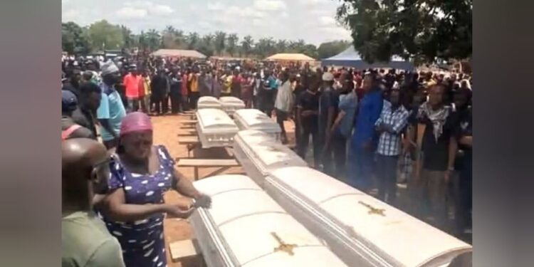 Após morte de 85 cristãos em ataques, presidente da Nigéria é cobrado por resposta militar