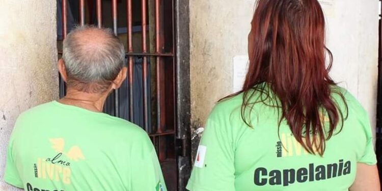 Comissão da Câmara aprova projeto que suspende proibição de evangelismo em presídios