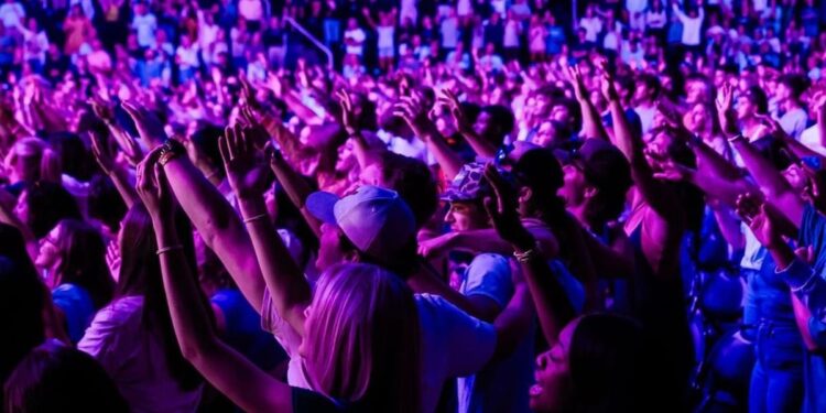 “Avivamento silencioso”: Líder relata despertar espiritual da Geração Z na Europa