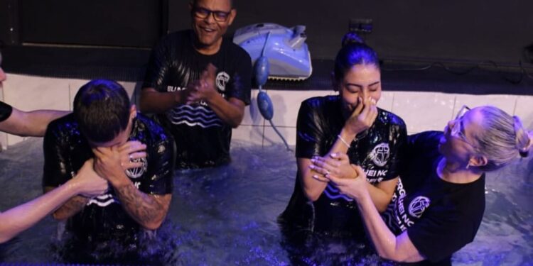 Jogador venezuelano e esposa são batizados no Brasil: ‘Projeto de Deus’