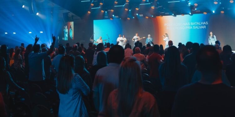 IBGE: 1 a cada 4 brasileiros são evangélicos, com aumento da fé entre os jovens