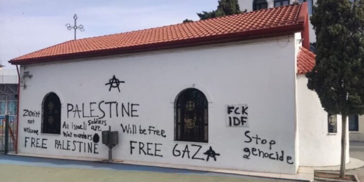Igreja é vandalizada com pichações antissemitas e anti-Israel na Grécia