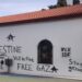 Igreja é vandalizada com pichações antissemitas e anti-Israel na Grécia