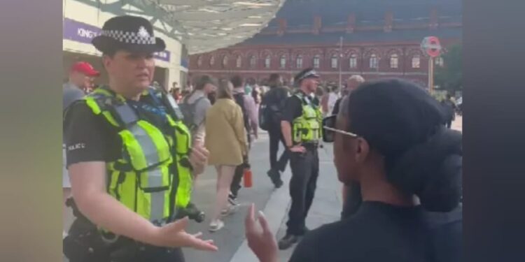 Policial tenta impedir pregadora em Londres: “As pessoas não estão aqui para ouvi-la”