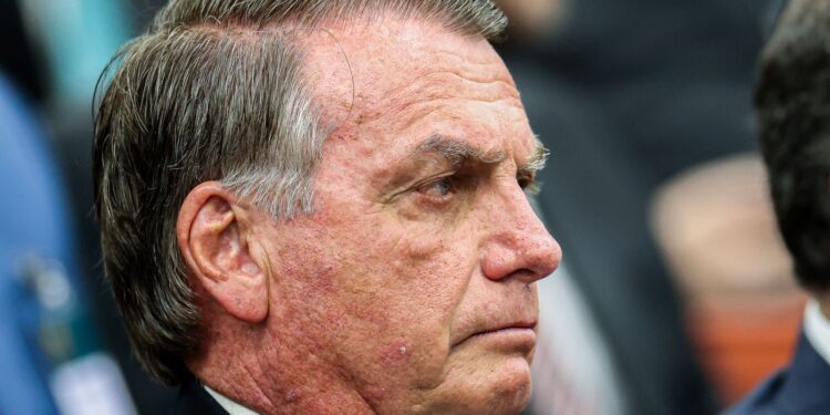 Bolsonaro nega à PF contato com governo Trump para buscar sanções