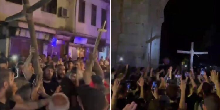 Cristãos vão às ruas após ataque terrorista em igreja na Síria: “Somos soldados de Cristo”