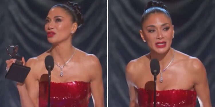 Ex-Pussycat Dolls se emociona ao falar de Deus após ganhar premiação nos EUA