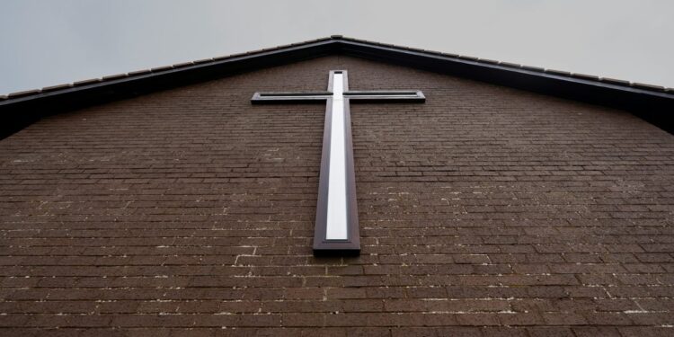 Cristianismo segue sendo o maior grupo religioso do mundo, apesar de leve queda