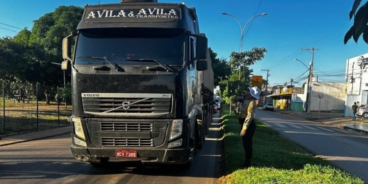 Prefeitura intensifica fiscalização para disciplinar o trânsito de veículos pesados na avenida Guaporé