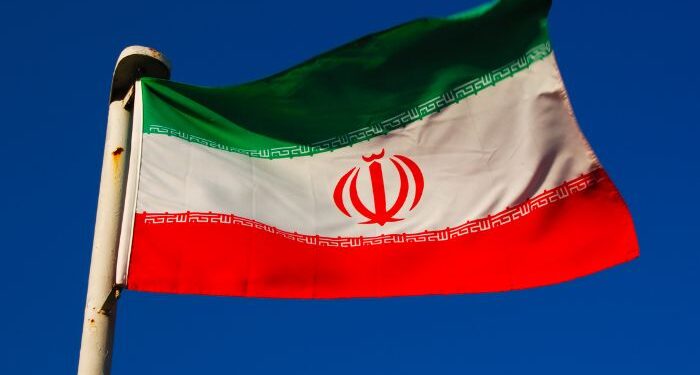 Cristãos são condenados a 12 anos de prisão por terem Bíblias, no Irã