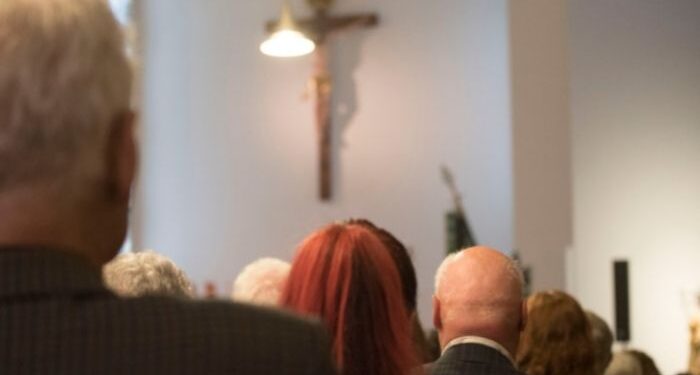 Adultos mais velhos são muito mais religiosos do que os adultos mais jovens, mostra pesquisa