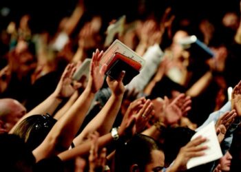 Evangélicos batem recorde no Brasil e número de católicos é o menor já registrado, revela IBGE