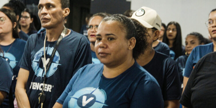 Governo de RO entrega kits profissionais a 70 concluintes de quatro cursos do Programa Vencer, em Porto Velho