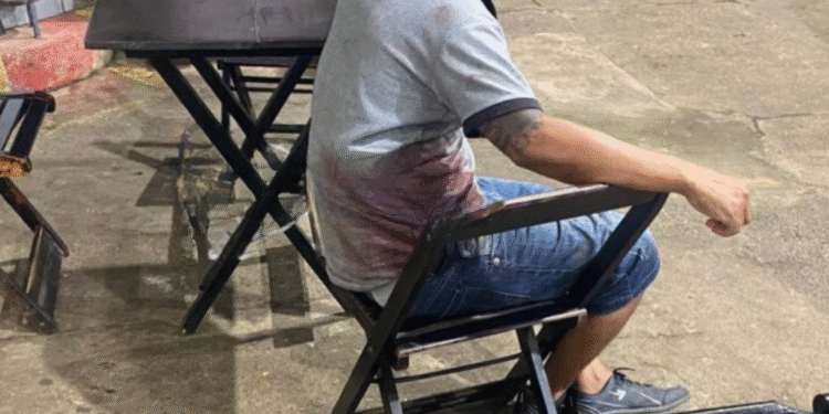 Homem pede socorro em posto de combustível depois de ataque a facada no centro