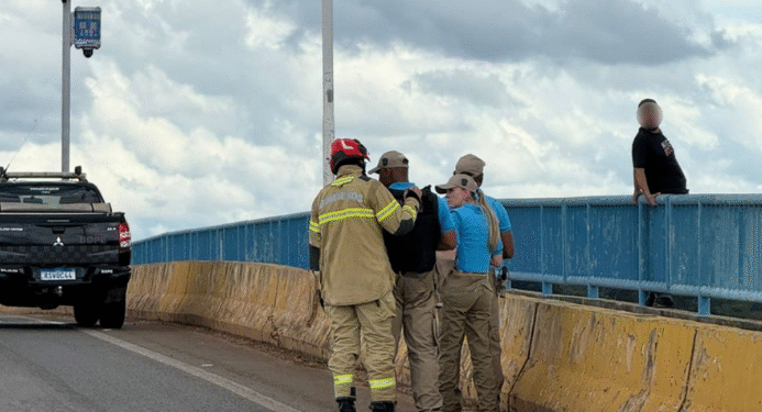 Interdição na BR-319: homem tenta se jogar da ponte sobre o rio Madeira, em Porto Velho