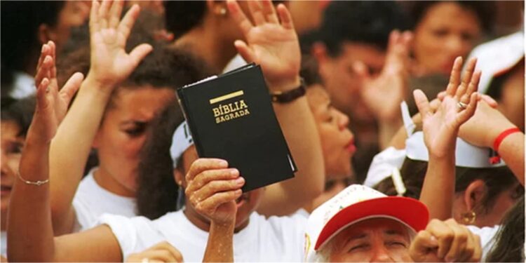 Um em cada 4 brasileiros é evangélico, aponta Censo 2022