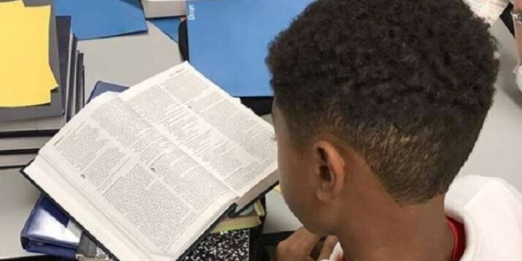 lei aprova o uso da Bíblia como material paradidático