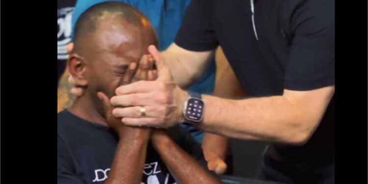 Prestes a cometer suicídio, homem muda ao escutar pregação