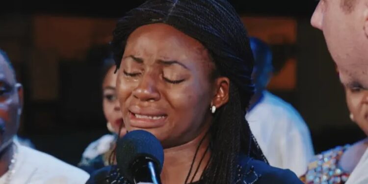 Mulher relata desaparecimento de tumores após oração de criança