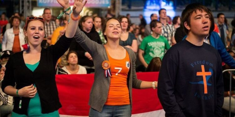 Veja o ‘avivamento silencioso’ que jovens da Europa estão vivendo