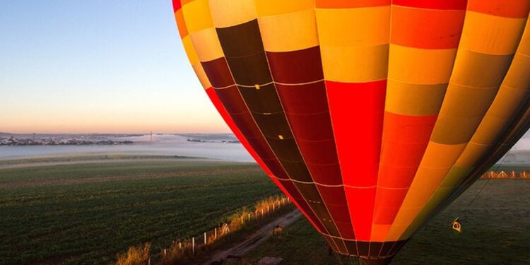 Balão pega fogo e cai em SC; 8 pessoas morrem e 13 sobrevivem