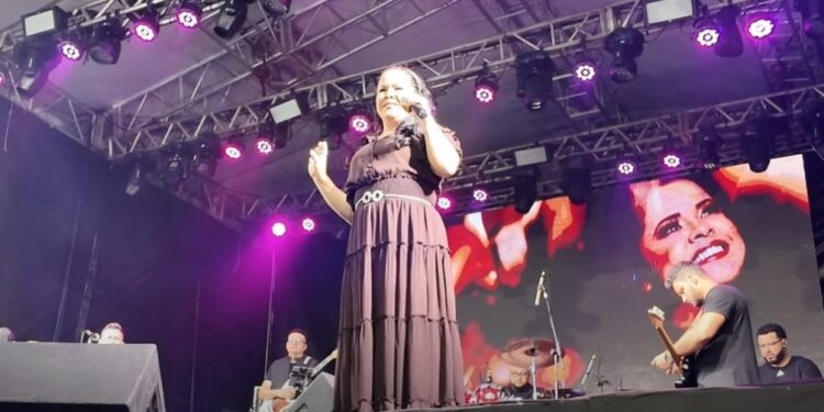 Cassiane canta em festa de São João e recebe críticas