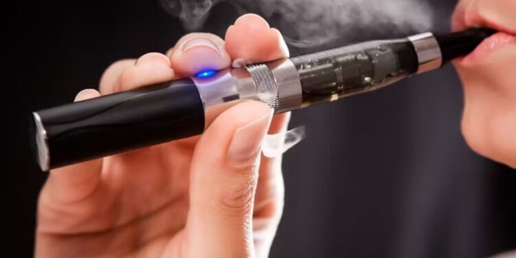 Uso de cigarro eletrônico entre adolescentes cresce e preocupa