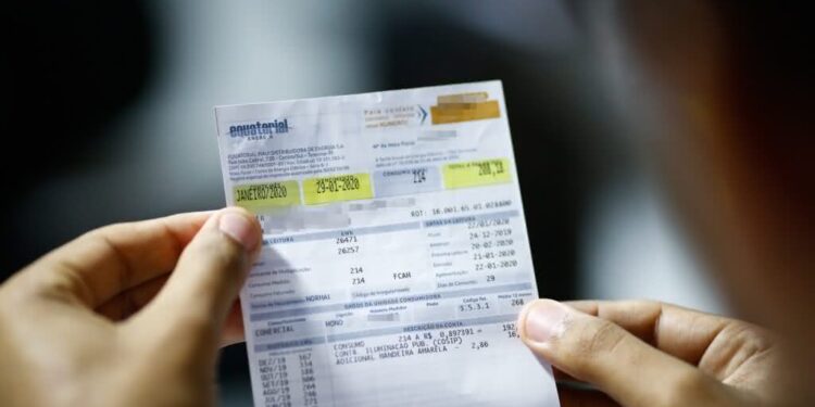 Conta de energia permanece mais cara no país, anuncia Aneel