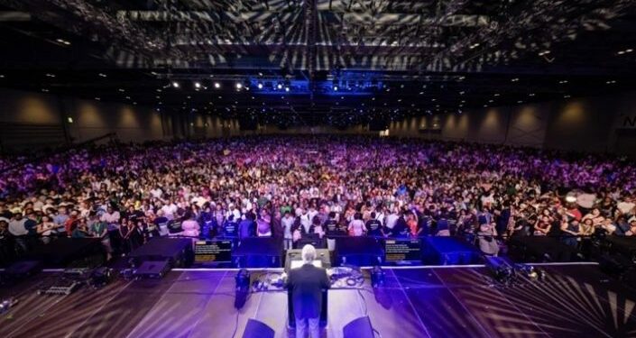 Franklin Graham prega em centro de convenções lotado