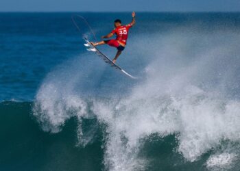 Italo Ferreira brilha com aéreo para alcançar quartas da etapa do Rio