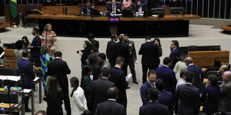 Governo ainda avalia se vai ao Supremo por IOF, diz AGU