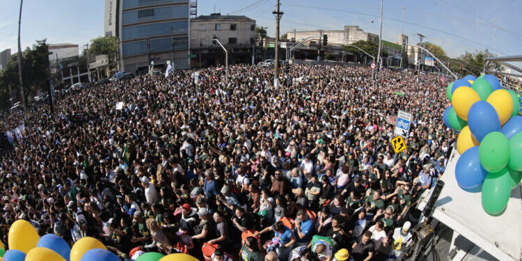 Multidão vai às ruas na Marcha para Jesus, que se tornou patrimônio cultural de SP