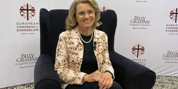 Deputada processada urge cristãos a usarem a liberdade de pregar