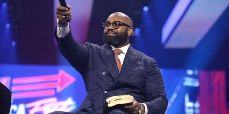 Pastor acusa Rick Warren de ‘traição espiritual’ com católicos