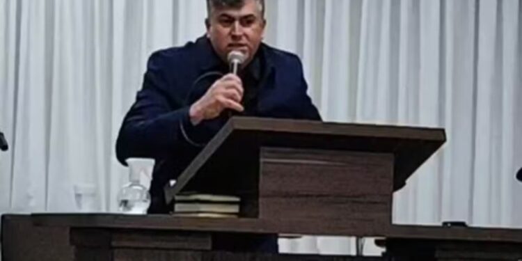 Pastor morre ao se ajoelhar durante pregação na Deus é Amor