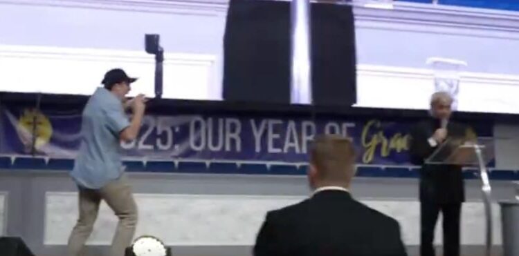 YouTuber interrompe pregação de Benny Hinn: ‘Falso profeta’