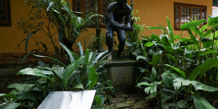 Placa homenageia 11 escravizados que reflorestaram Floresta da Tijuca