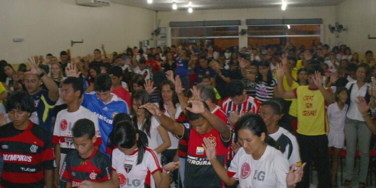 Às vésperas do Super Mundial, igrejas realizam ‘culto das torcidas’