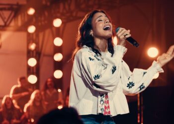 Julia Vitória lança música inédita e faz medley com hino clássico