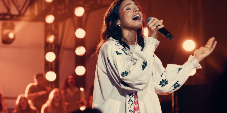 Julia Vitória lança música inédita e faz medley com hino clássico